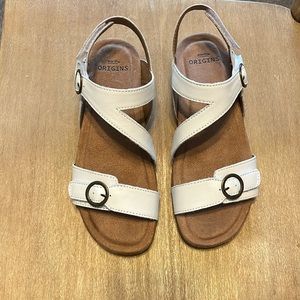 New 7.5 W White Adjustable Sandal Earth Origins